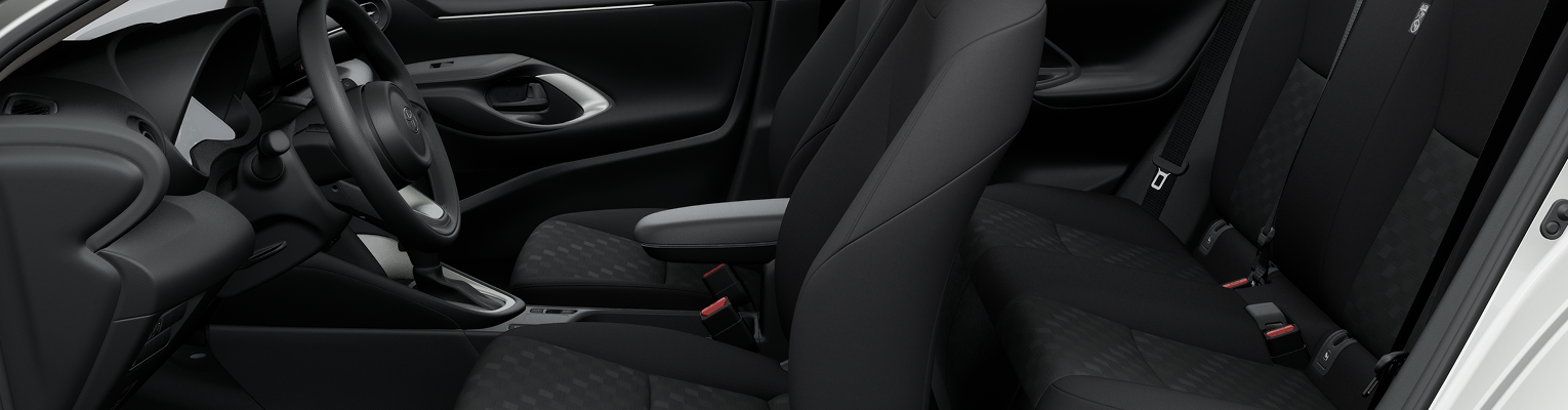 Interior Toyota Yaris HB – tablero y conectividad
