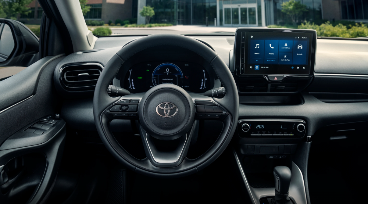 Interior Toyota Yaris HB – tablero y conectividad