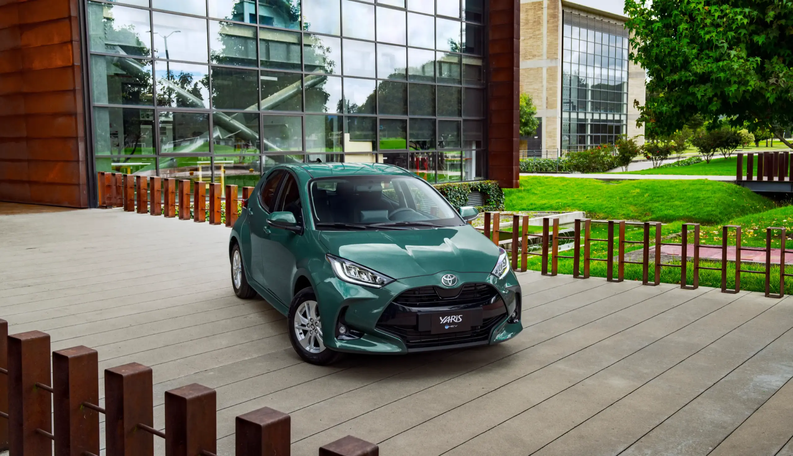 Toyota Yaris HB exterior 1